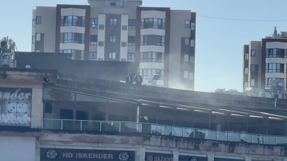 Alışveriş merkezinin restoran bacasında yangın çıktı