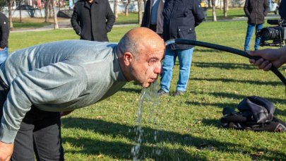 Göz yaşartıcı spreyleri bizzat deneyen personelin zor anları!