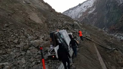 Hakkari-Van kara yolunda heyelan: kamyonetteki 3 kişi yaralandı