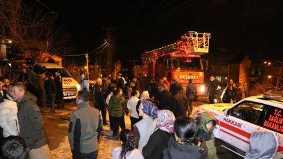 Dağdan kopan kaya parçaları eve isabet etti, aile ölümden döndü