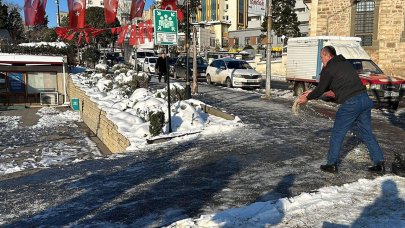 Kar sonrası buzlanma; esnaf yollara tuz döktü