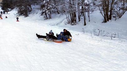 Tatilciler, Abant'ta karın keyfini çıkardı!