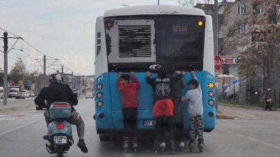 Çocukların tehlikeli yolculuğunu böyle engellemeye çalıştı: Önce uyardı sonra tekme attı