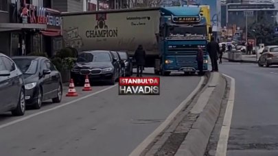 Yol kenarına park edilen araç, TIR'ın geçişini engelledi