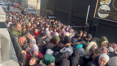 Mağaza açılışında izdiham: Uzun kuyruklar oluştu