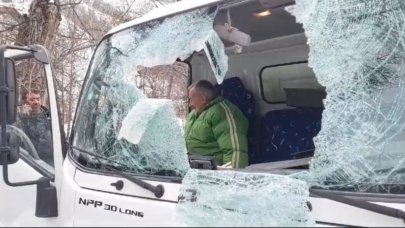 Dağdan kopan kaya parçası kamyonetin ön camından girdi: 1 ölü