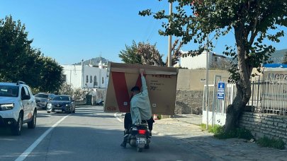 Trafikte tehlikeli anlar: Dev ekran televizyonu motosikletle taşıdılar