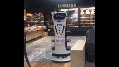 Robot garson pastanede iş başı yaptı!