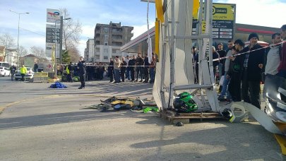 Kazada sürüklenen motosiklet, kaldırımdaki yayaya çarptı: 1 ölü, 1 yaralı