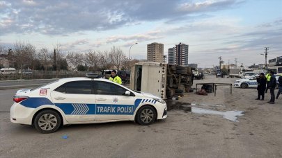 Tarım işçilerini taşıyan midibüs devrildi: 15 yaralı