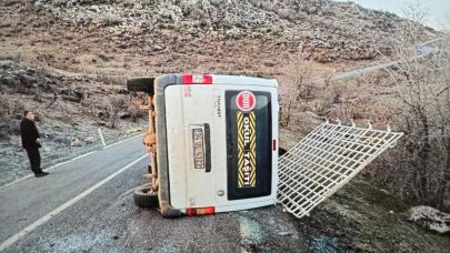 İşçileri taşıyan minibüs devrildi: Yaralılar var