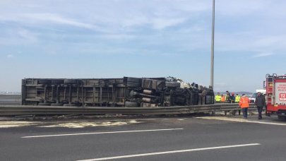 Karşı şeride geçip devrilen TIR'ın şoförü öldü: Bağlantı yolu trafiğe kapandı