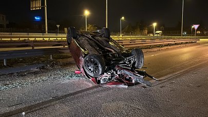 Düzce'de trafik kazası: Takla atan otomobili bırakıp kaçtılar