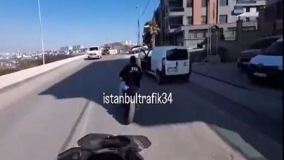 Trafikte büyük kovalamaca! Motosikletli, polisten kaçtı!