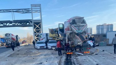 Freni boşalan beton mikseri park halindeki araçları hurdaya çevirdi: O anlar kamerada