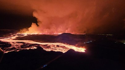 Yanardağda büyük patlama! Lavlar yerleşim yerlerine yaklaşıyor