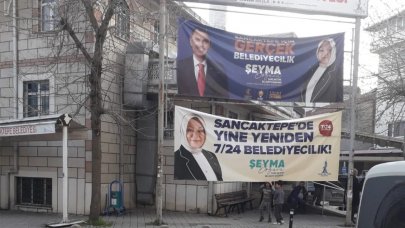 Caminin yakınına asılan seçim pankartı tepkilere neden oldu