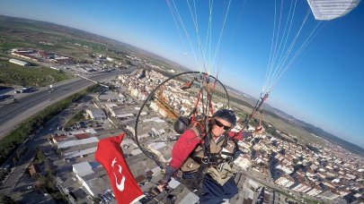 Paramotorla ‘Çanakkale şehitleri’ anısına saygı uçuşu