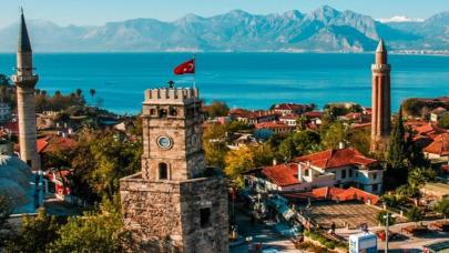 İngiltere kalkışlı uçak Antalya'ya sürpriz iniş gerçekleştirince turistler sevinç çığlıkları attı