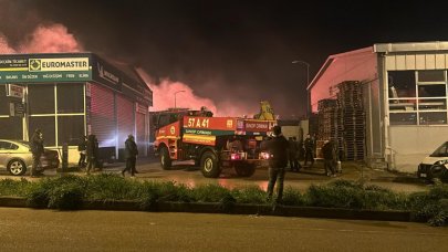 Sanayi sitesinde yangın paniği: Rüzgarın etkisiyle büyüdü