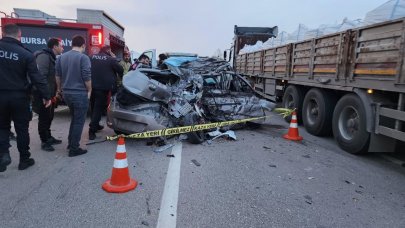 Karşı şeride geçen otomobil TIR'ın altına girdi: 2 ölü, 1 yaralı