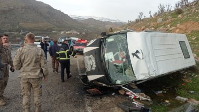 Öğrencileri taşıyan minibüs devrildi: Ölü ve yaralılar var!