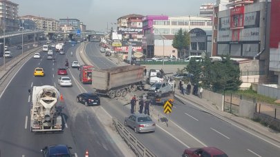 TIR park halindeki otomobile çarptı! Yolda kilometrelerce kuyruk oluştu