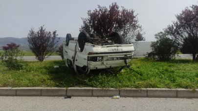 Minibüs, refüjdeki ağaçlara çarpıp takla attı: 2 yaralı