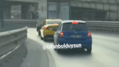 Sürücülerin otoyolda inatlaşması trafiktekileri tehlikeye soktu