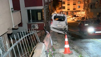 İstanbul'da yokuştan kayan çöp kamyonu araçlara zarar verdi