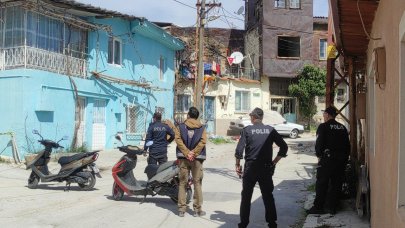 Eşyaları yola atıp polislere kuru sıkıyla ateş açtı: 3 polis yaralandı