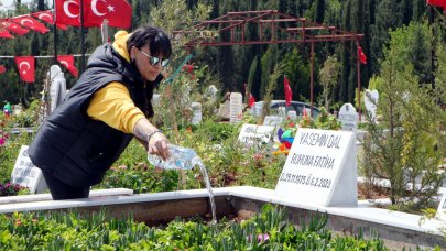 Deprem Şehitliği’nde buruk bayram