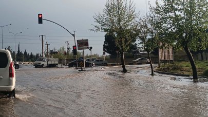 Gaziantep'i sağanak vurdu: Cadde ve sokaklar suyla doldu