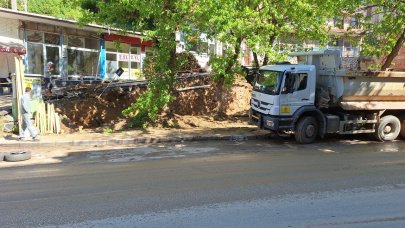 İş makinesiyle desteklenen istinat duvarında onarım başladı