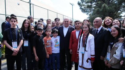 Türk dünyasından çocuklar Binali Yıldırım ile İstanbul'da buluştu