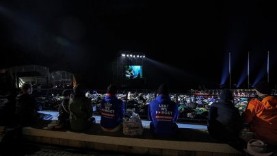 Anzak torunları "Şafak Ayini" için Anzak Koyu'nda