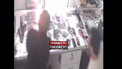 Tamircide korku dolu anlar! Telefon bir anda patlayıp alev aldı!