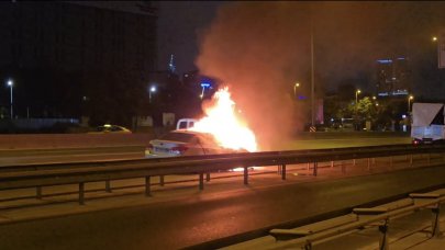 Kadıköy'de seyir halindeki otomobil alev alev yandı