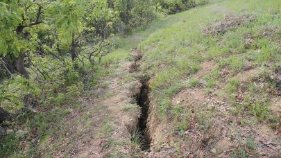 Geçen ay iki deprem meydana gelmişti: O köyde korkutan derin çatlaklar ortaya çıktı