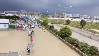 Hatay'da kuvvetli yağış! Yollar göle döndü, konteynerleri su bastı