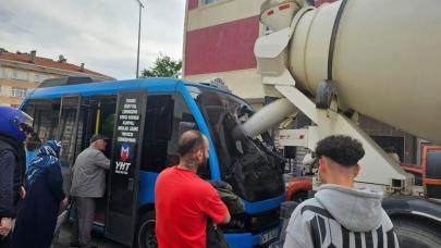 Pendik'te faciadan dönüldü! Geri geri giden beton mikseri dolmuşa çarptı