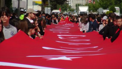 19 Mayıs kutlamalarında 105 metrelik Türk bayrağı