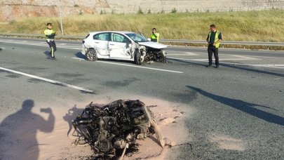 Bursa'da korkutan kaza! Otomobil bariyerlere çarptı 2 kişi yaralandı