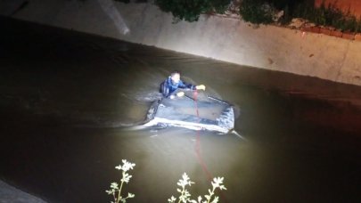 14 yaşındaki çocuk faciaya yol açtı! Babasından izinsiz aldığı otomobille sulama kanalına uçtu: 2 ölü