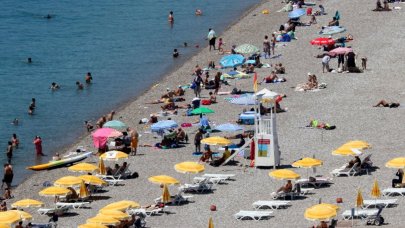 Antalya'da termometreler 41 dereceyi gördü: Turistler Konyaaltı Sahili'ne akın etti