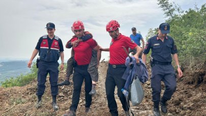 Ormanda bulunan kayıp kadını jandarma sırtında taşıdı