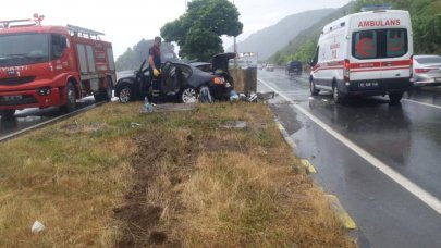 Zonguldak'ta kaza! Otomobil refüjdeki beton direğe çarptı: Aynı aileden 4 yaralı