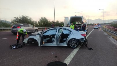 Otoyolda korkunç kaza! İki otomobil çarpıştı, motorları yerlerinden fırladı: Ölü ve yaralılar var