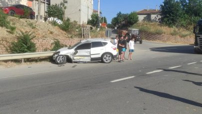 Edirne'de yaşanan trafik kazasında yaralılar plaj şemsiyesi ile güneşten korundu