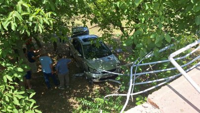 Kocaeli'de otomobil yol kenarındaki bahçeye uçtu